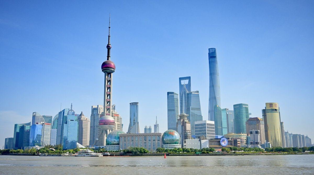 晴空之下,隔江相望的上海高楼